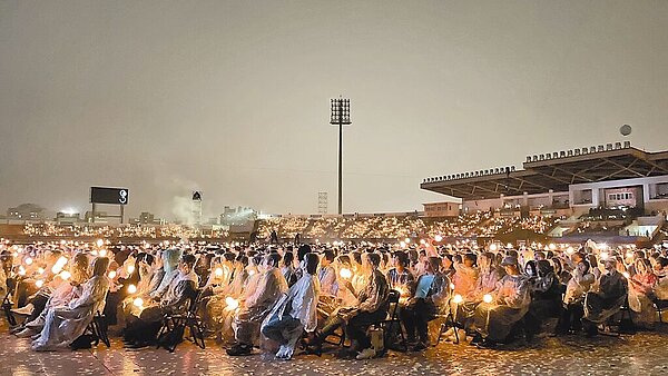 樂團「告五人」在宜蘭演出雖然下雨但人氣依舊不減,也讓地方民眾紛紛高喊興建小巨蛋,宜蘭縣議員林岳賢15日在議會向縣府提案盼能蓋小巨蛋。(民眾提供/李忠一宜蘭傳真)