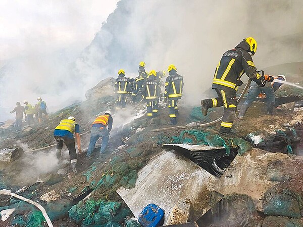 台9線蘇花公路159.4公里大清水明隧道上方14日發生火警，大量緩衝輪胎繼續悶燒，直至15日下午才完全將火勢滅熄。（花蓮縣消防局提供／羅亦晽花蓮傳真）