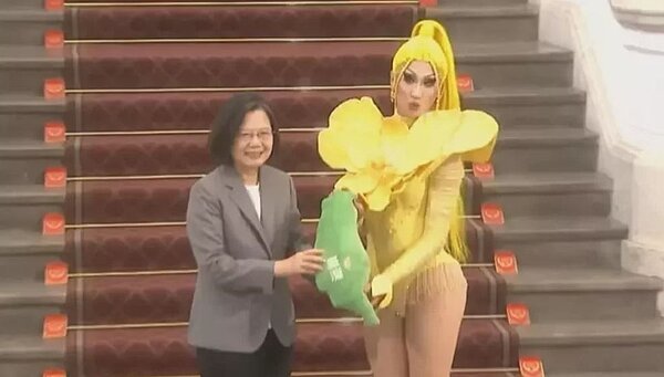 總統蔡英文（左）15日在總統府接見美國實境節目「魯保羅變裝皇后秀」冠軍妮妃雅（右）。記者陳煜彬／翻攝