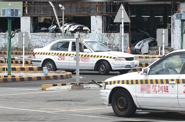 汽車駕照考試制度改革討論已久，為加強駕駛執照管理，交通部預告修正道路交通安全規則、受終身不得考領駕駛執照處分重新申請考驗辦法，增訂違規嚴重紀錄者換發1至6年短期駕照，並有6年觀察期。圖／聯合報系資料照