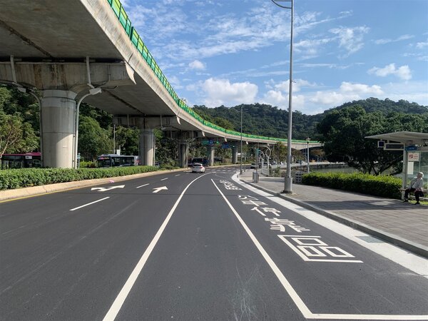 台北市政府工務局新建工程處安排於成功路5段路況較差的路段更新路面，並已於近期完成。圖／台北市政府提供