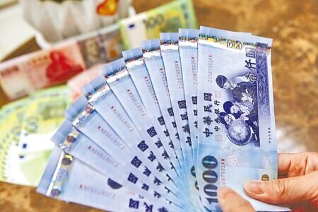 新台幣16日開盤即狂漲，盤中勁揚逾2角，終場收在32.12元，強升1.92角，創4月11日以來收盤新高。圖∕本報資料照片