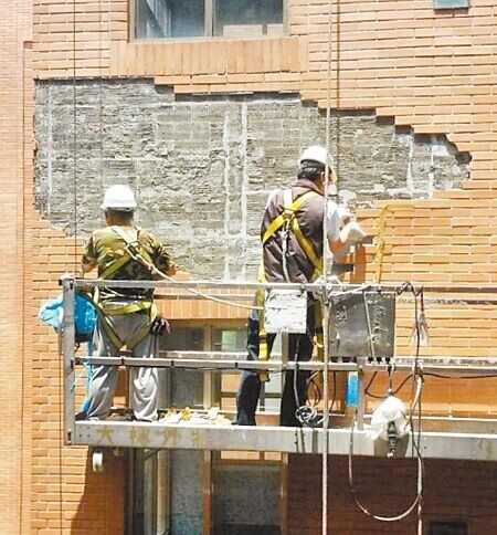 台北市老舊建物多，近年來時常發生有外牆剝落情況，議員16日向市府提案應提高外牆修繕補助費用，促進民眾修繕意願。北市建管處表示，已研擬修正補助要點，從現行10萬元提高至20萬元。（本報資料照片）