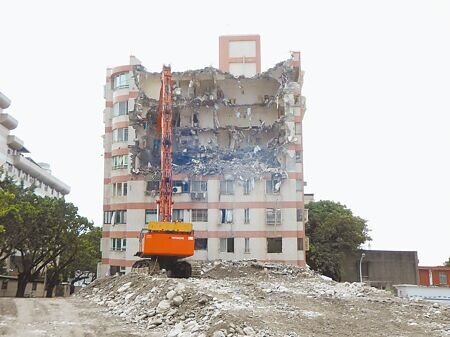 0403花蓮大地震發生迄今已過1個月,花蓮縣內累計須強制拆除建物有15棟,未來縣府如何協助災民重建家園,成了議員質詢的關注焦點。圖為因強震造成傾斜的統帥大樓。(本報資料照片)