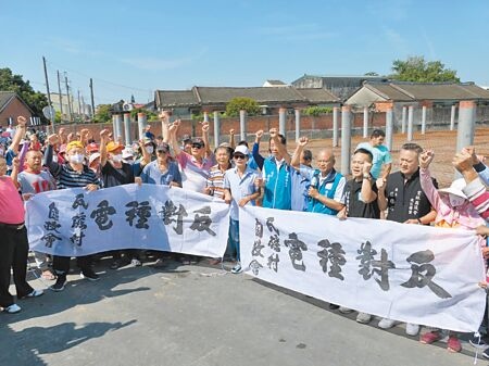 能源公司在雲林縣元長鄉瓦村設置太陽能電場，16日村民到工地舉白布條抗議。（張朝欣攝）
