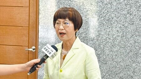 高市議員李喬如16日指出，高雄旗津每逢滿月常因大潮海水倒灌，大太陽沒下雨也會積淹水，地方飽受困擾，質疑市府治水成效。（柯宗緯攝）