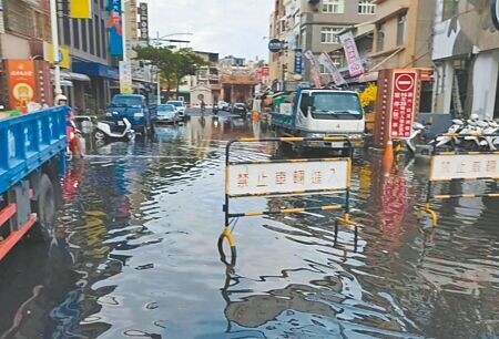 去年夏天受到年度大潮影響，高雄市旗津地區再度積淹水。（本報資料照片）