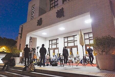 為了力拚國會改革五法在520前闖關三讀,國民黨與民眾黨立法院黨團發動議場「輪值守夜」,搶優先排案權,入夜後國民黨立委仍留守在議場門口。(姚志平攝)