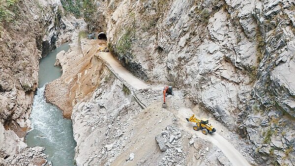0403花蓮大地震震毀台8線中橫公路東段,交通受阻。(民眾提供/羅亦晽花蓮傳真)
