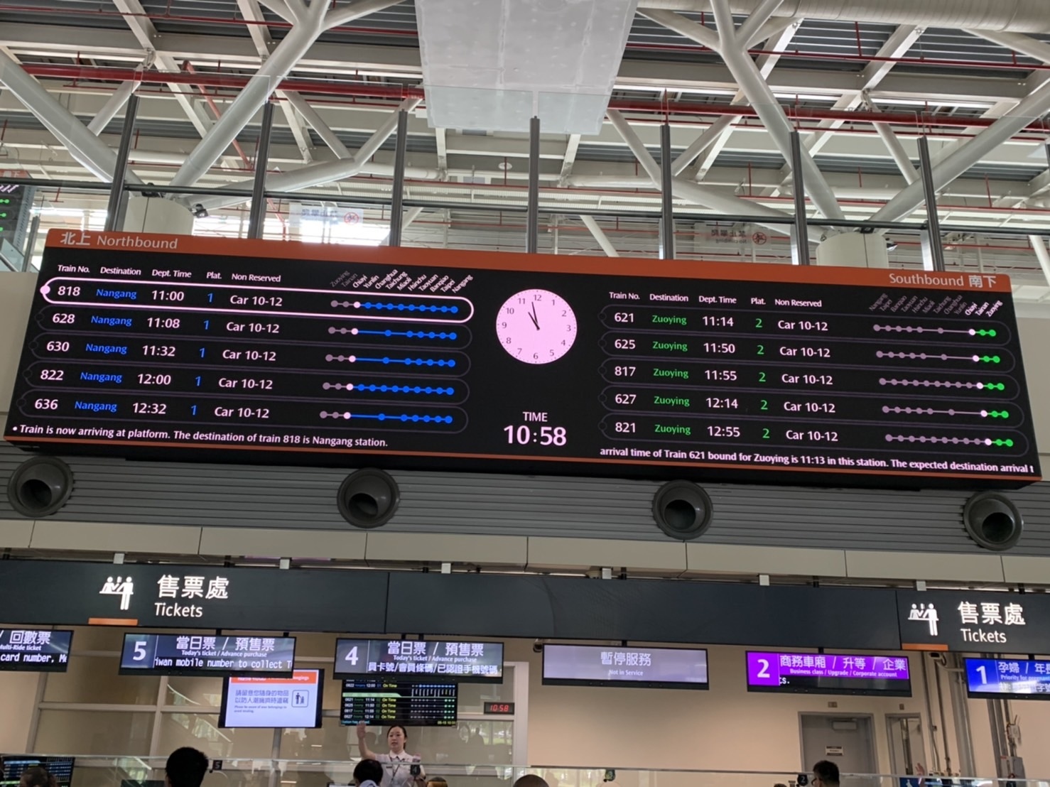 高鐵車站內設有新式旅客資訊系統，方便旅客快速掌握乘車資訊。記者魯永明／攝影 