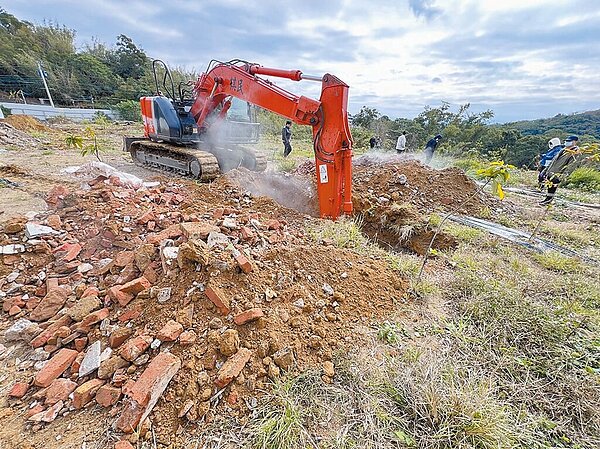 朱姓環保業者非法將事業廢棄物堆置於新竹縣寶山鄉的山坡地，警政署保七總隊經半年跟監調查終於破獲，新竹地檢署近日偵結起訴。圖／新竹縣警局提供