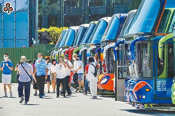 根據高雄市監理站統計,2019年登記有67家遊覽車公司,駕駛人1875人,而今年高雄所登記有71家遊覽車公司,駕駛人僅1341人;雖遊覽車公司變多,但司機卻減少534人。中時報系資料照