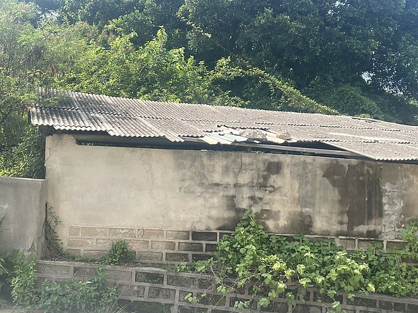 金門縣的石綿瓦建物約有292處,金門縣環保局表示,目前環境部有補助相關廢棄物清理費用,不含拆除費用,呼籲有需求的民眾提出申請。圖/讀者提供