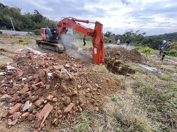 檢方指揮偵辦會同相關單位現地開挖,除發現大量回填土石、磚瓦外,也有廢塑膠、廢木材等營建事業廢棄物充斥其中。圖/警方提供