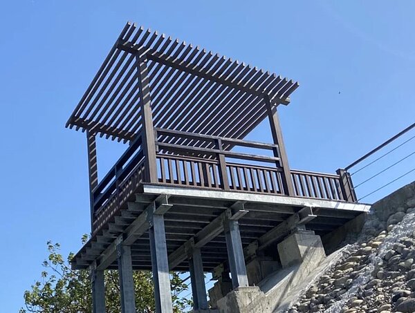 台中市涼亭一定規模須申請建照、雜照,民間為規避法規,常蓋成鏤空、花架形式。圖/施志昌提供