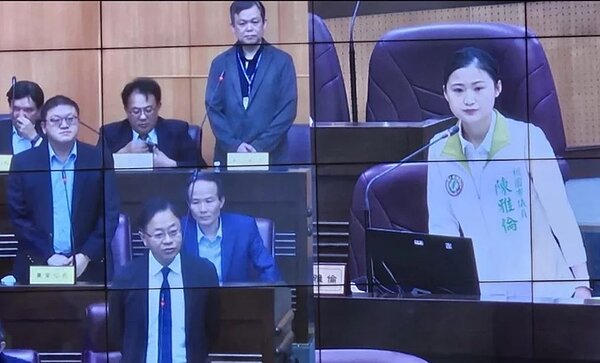 陳雅倫質詢大埔垃圾轉運站無照使用,張善政和市府相關局長坦言縣府時期到現在確實沒申請。圖/桃園市議會質詢即時畫面