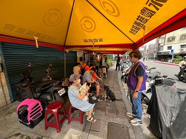 紫雲里夏亦芳里長舉辦毛寶貝疫起來活動。（圖／大直內科樂生活Ｘ有你有我）