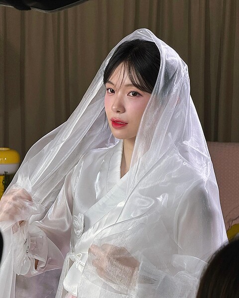 李多慧貼出穿韓服拍照的寫真,宣布在台定居。圖/取自李多慧臉書