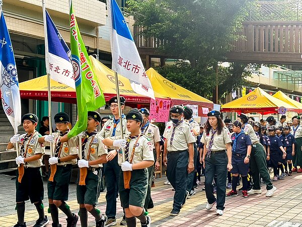 新北市中和區中和國小盛大慶祝117周年校慶,學生充滿活力接連進場。