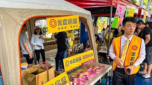 永慶房屋參加台北市文山區明道國小母親節園遊會,發送康乃馨給現場民眾。