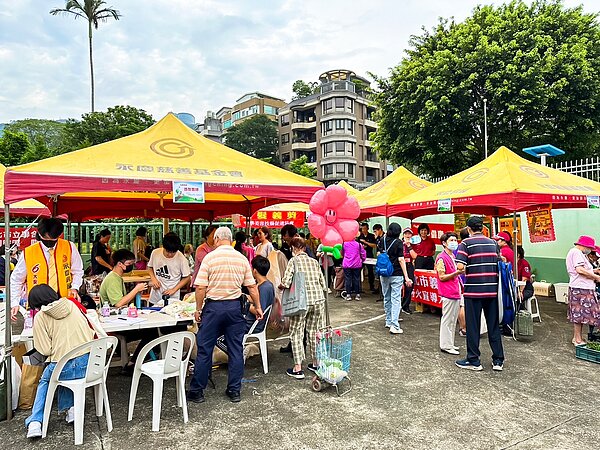 永慶房屋長期協助台北市士林區天母里辦公處舉行各項節日活動，今年母親節熱情參加，提供造型氣球給現場民眾。圖／永慶房屋提供