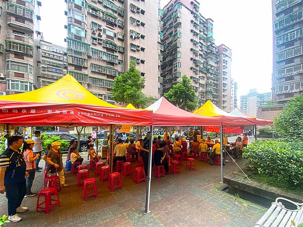 新北市中和區壽德里辦公處舉行母親節活動，發送康乃馨與瑞士捲，有許多民眾排隊領取。圖／永慶房屋提供