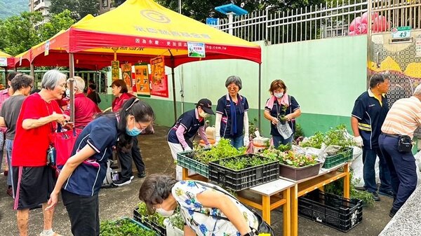 台北市士林區天母里辦公處在5月5日舉行母親節活動，里民們在現場挑選樹苗盆栽，帶回家美化家園。圖／永慶房屋提供