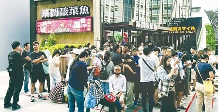 「築間酸菜魚」中科店17日開幕慶,推出一日限定「整桌五折」活動,吸引大批排隊人潮等著嘗鮮。圖∕曾麗芳