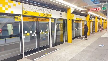 捷運環狀線板新站到中原站停駛,陳姓民眾向民代陳情,原本搭捷運上班只要30元,卻因必須出站轉乘接駁公車再入站,而增加15元費用,埋怨荷包負擔變重了。(柯毓庭攝)