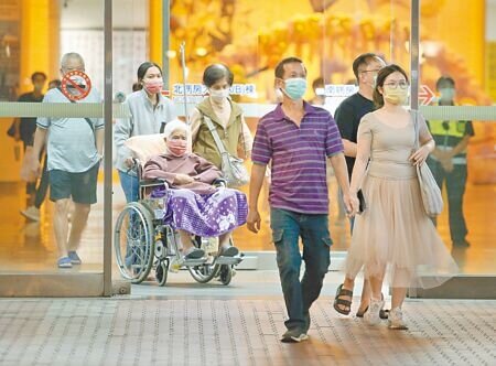 疾管署表示,醫療照護機構的口罩令,將在5月19日起停止適用。(本報資料照片)