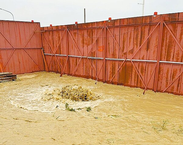 台電16日晚間在高雄市仁武區仁林路一處工地內施工時，不慎挖破地下直徑200公分的自來水管，現場湧出大量黃色泥水。（民眾提供／林雅惠高雄傳真）