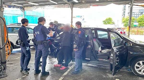 新北市板橋區一處新建工地傳有人持空氣槍恐嚇，李姓男子酒後開車持空氣槍至工地找工頭追討薪資，涉嫌連開3槍恐嚇，新北市海山警方獲報以車追人，於案發後半小時迅速逮人。記者王長鼎／翻攝