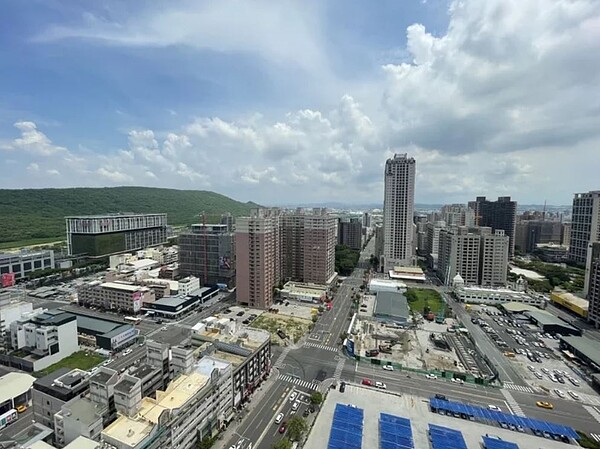 高鐵左營商圈因具備三鐵共站的交通優勢,吸引搭著高鐵南下的購屋族群。(圖/信義房屋提供)
