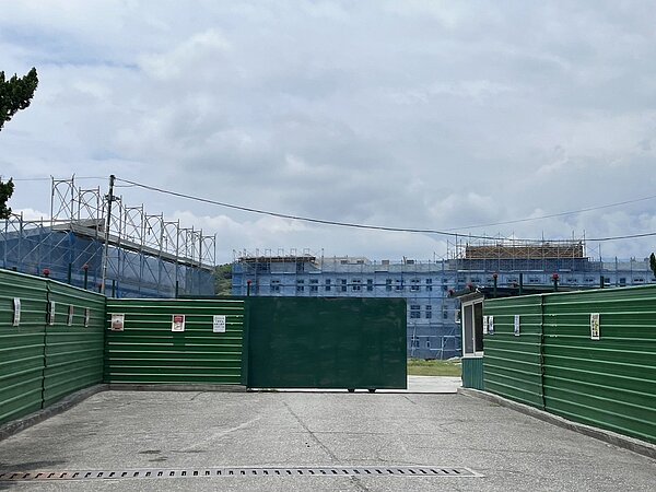 陸軍二支部美崙營區18日上午發生鷹架倒塌的意外,造成6名工人受傷。圖/聯合報記者王燕華攝影