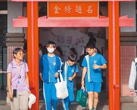 113年國中教育會考18日、19日登場,有19萬名考生參加會考,第一天先考社會、數學、國文、寫作測驗。(郭吉銓攝)