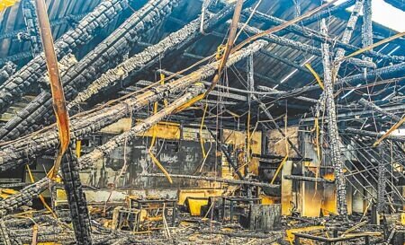 新竹縣竹東中油資源莊冰店12日晚遭祝融付之一炬,文資委員18日會勘認主要軸組木構件已嚴重焚毀逾90%等原因,文化價值滅失,建議解除列冊追蹤。(羅浚濱攝)