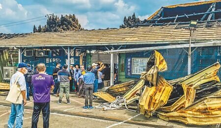 新竹縣竹東中油資源莊冰店12日晚遭祝融付之一炬,文化局18日邀文資委員、提報人及土地所有權人至現場會勘。(羅浚濱攝)