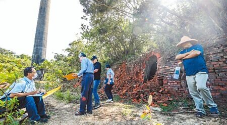 新竹縣湖口波羅汶窯廠的八卦窯遭不明人士蓄意破壞,文化局18日邀文資委員會勘,將列「暫定古蹟」,後續開會研擬保存規畫方案。(羅浚濱攝)
