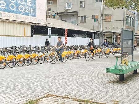 台南市公共自行車YouBike 2.0系統,使用人次已突破400萬,其中又以台南火車站前站使用率最高。(曹婷婷攝)