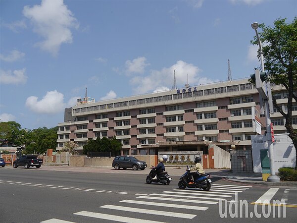 高雄市國際商工已停招,廢棄校區位處精華地段,鄰近輕軌五權國小站。圖/聯合報記者徐白櫻攝影