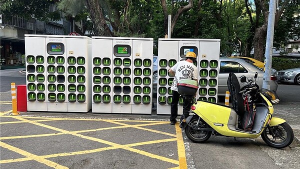 針對台北市內日漸增加的電動車電池充換電站,民眾黨議員陳宥丞、黃瀞瑩等人皆質疑,若未妥善規範,恐怕會成為公安隱憂。示意圖/北市產發局提供