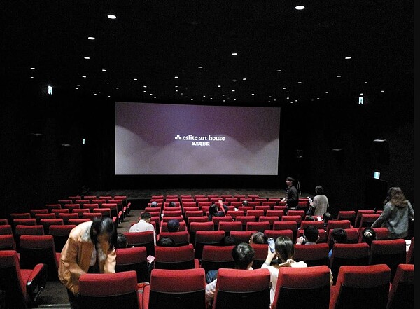 「電影院椅子為什麼大多都是紅色的?」文化部揭真相。圖/翻攝自Google maps