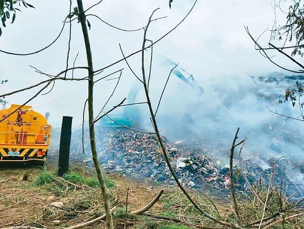 名間鄉垃圾場18日起火,消防局配合挖土機翻攪垃圾堆噴水,避免內部悶燒。圖/南投縣消防局提供