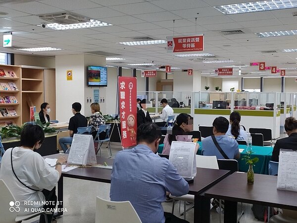 北市勞動局就業服務處5月20日至5月24日,共邀集16家知名企業於各就服站舉辦現場徵才活動,提供達978工作機會。圖/北市勞動局提供