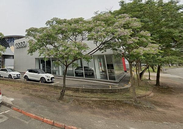 議員質疑,市府竟然將市場行情租金約2.4億元的兩塊內湖土地,便宜租給特斯拉、Audi賣車兼做維修廠。圖/翻攝自Google Map