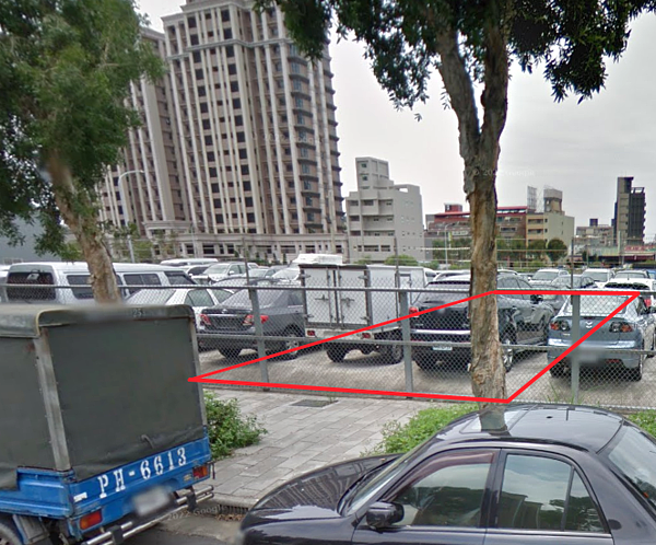 新北市養工處將林口文明街與三民路旁被占用的公有地收回，打造綠化步道，並增設無障礙友善坡道，加裝照明及環境綠美化，讓附近居民共享。圖／新北市工務局提供