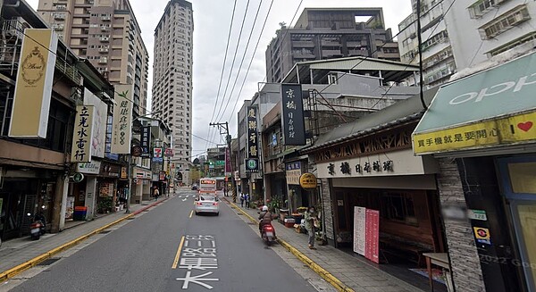 臺北市政府警察局文山第一分局木柵派出所日前接獲民眾報案，稱在木柵路三段的一間麵包店，有名年約6歲廖姓男童獨自在店外四周閒晃。示意圖／截自Google Map