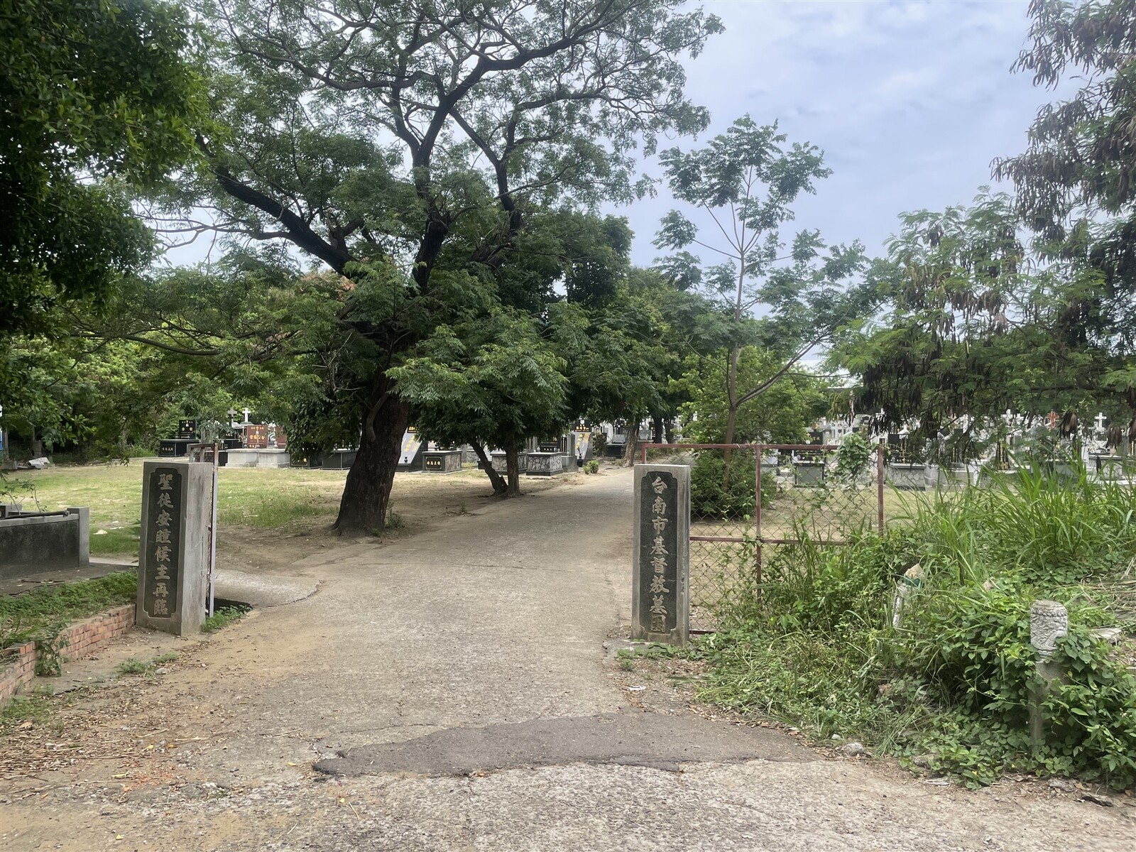 台南永康二王市地重劃受限公墓遷葬等因素，目前開發進度緩慢，其中，基督教墓園文資身份認定程序也引發教友擔憂遷葬問題，紛紛向市議員黃肇輝陳情連署，盼設置基督教殯葬專區。記者萬于甄／攝影 