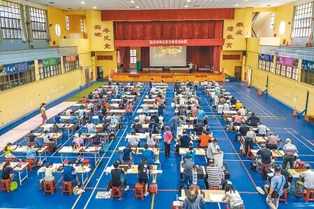 新竹縣政府盤點未裝設冷氣或冷氣損壞的學校活動中心或禮堂,核定第1梯次補助六家國小等9所學校裝設冷氣,讓學習環境更舒適,圖為六家國小禮堂舉辦縣長盃全國書法比賽。(羅浚濱攝)