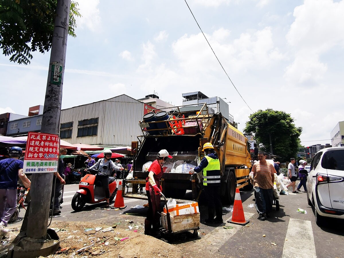 中壢新明市場每天販佔用道路、垃圾廢物堆置分隔島，環保局每天早上定點處理。記者曾增勳／攝影 